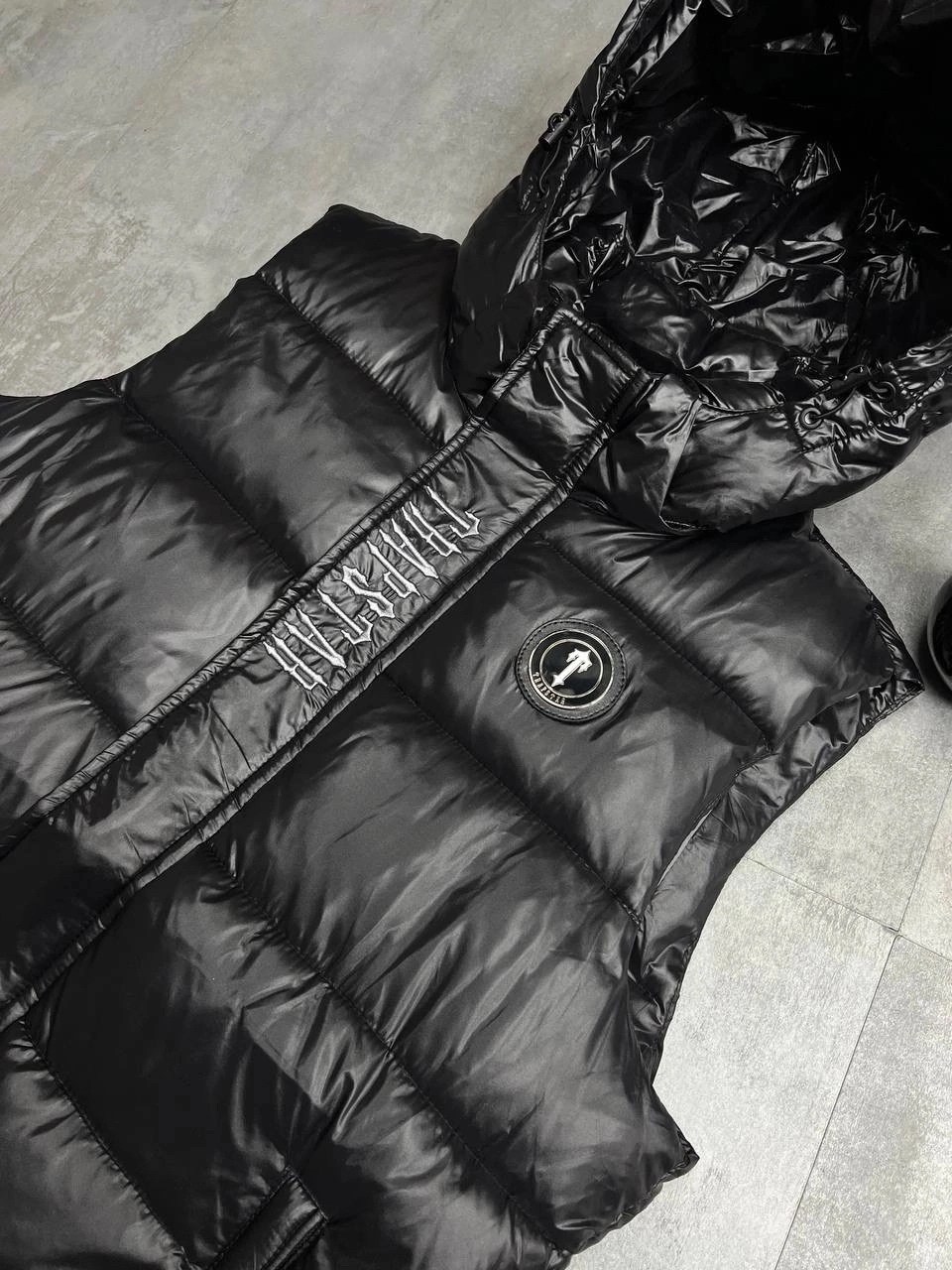 жилетка moncler,жилетка с капюшоном,жилетка монклер серая,жилет зимний,жилетка