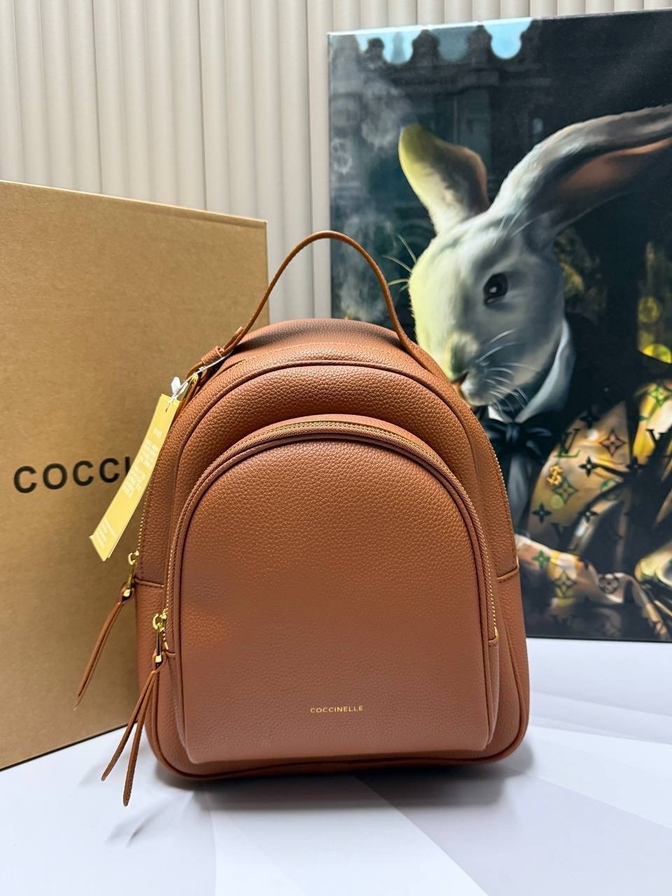 рюкзак coccinelle,женские рюкзаки,кожаный рюкзак молочного цвета coccinelle,рюкзак,рюкзак бежевый