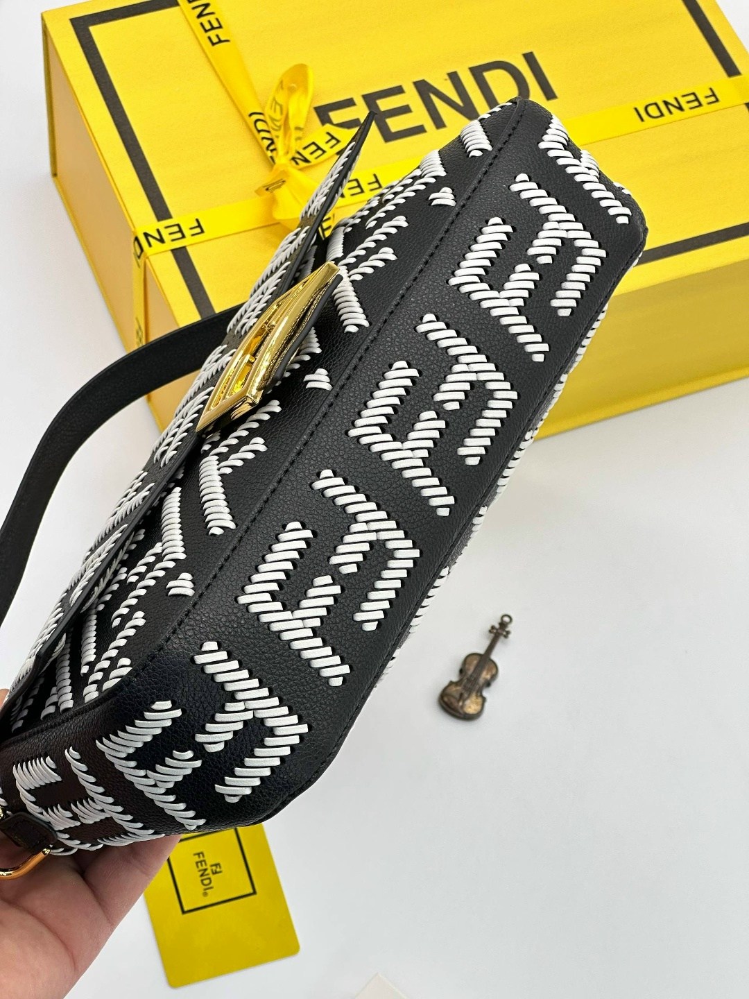 сумка fendi,fendi сумка на плечо,сумка фенди,женская сумка fendi,fendi сумка багет