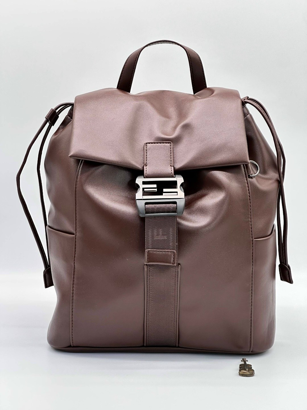 рюкзак fendi,рюкзак фенди женский,кожаный рюкзак фенди,женские рюкзаки,брендовые рюкзаки