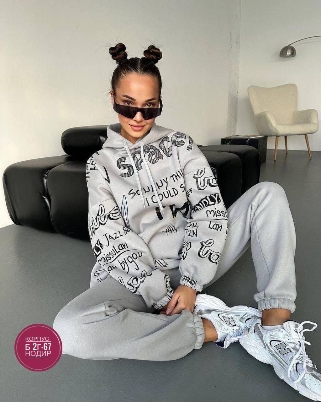 костюм спортивный женский с надписями арт. 698898,костюм спортивный женский,костюм с принтом,костюм спортивный женский с надписями,женский костюм на флисе