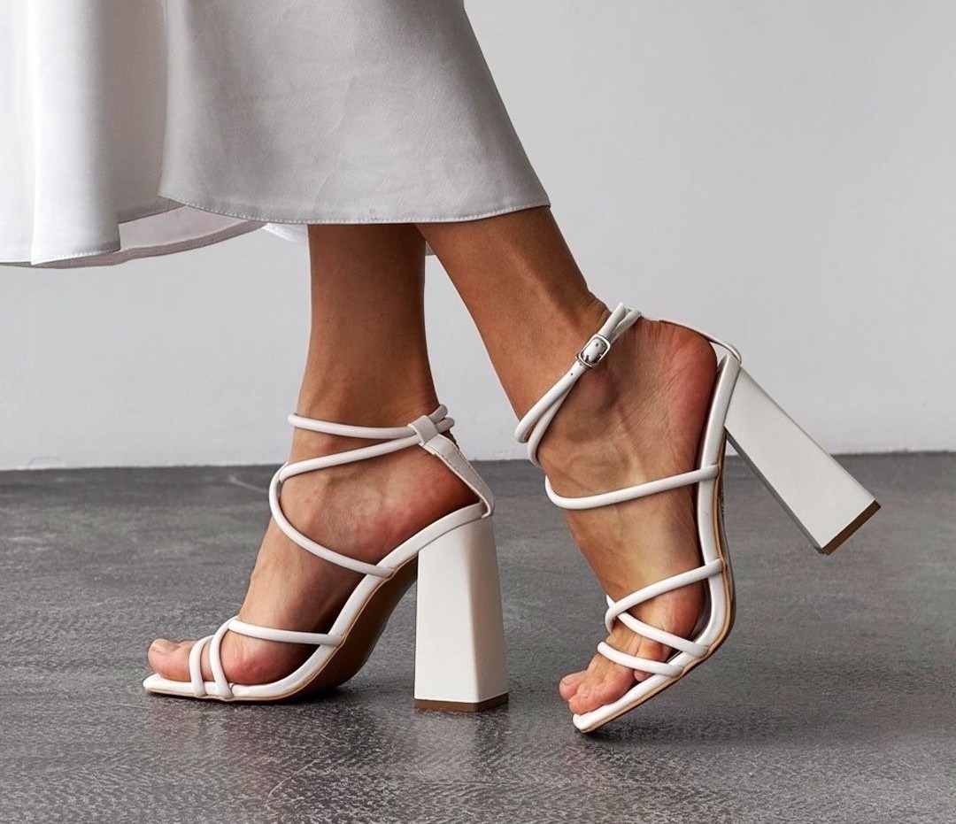 босоножки летние на высоком каблуке и завязках,босоножки летние на высоком каблуке,модные босоножки,босоножки на шпильках,стильные босоножки