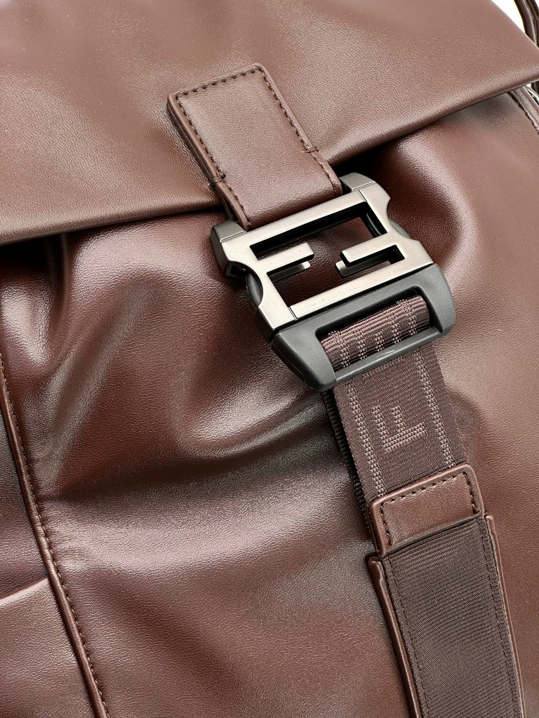 рюкзак fendi,рюкзак фенди женский,кожаный рюкзак фенди,женские рюкзаки,брендовые рюкзаки