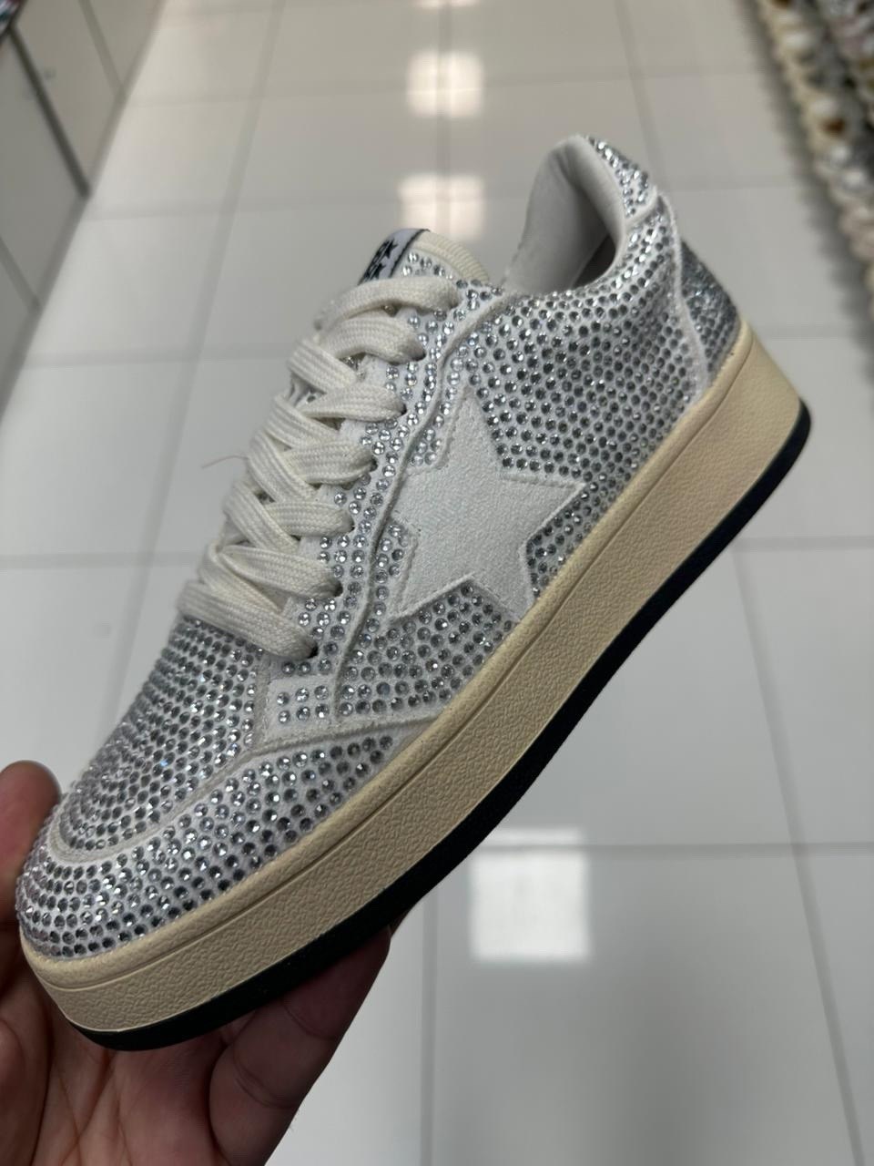 ,женские кроссовки,блестящие кроссовки валберис,блестящие кроссовки,модные кроссовки