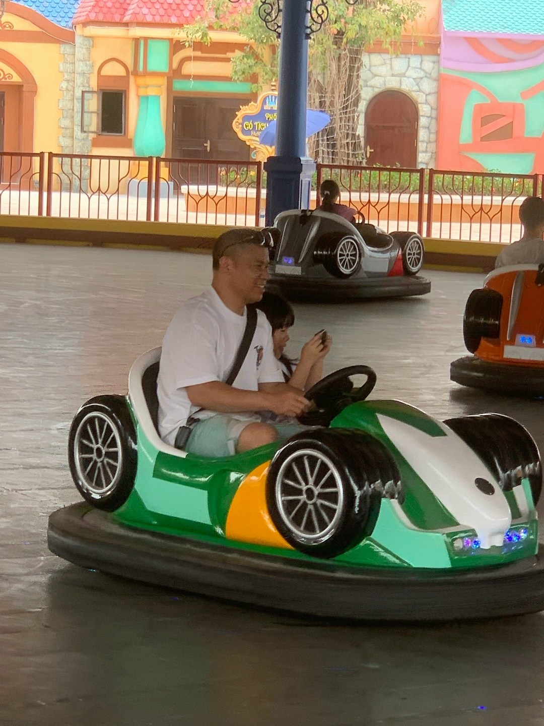 аттракцион карусель,карусель парк аттракционов,на карусели,карусель в парке аттракционов,парки развлечений