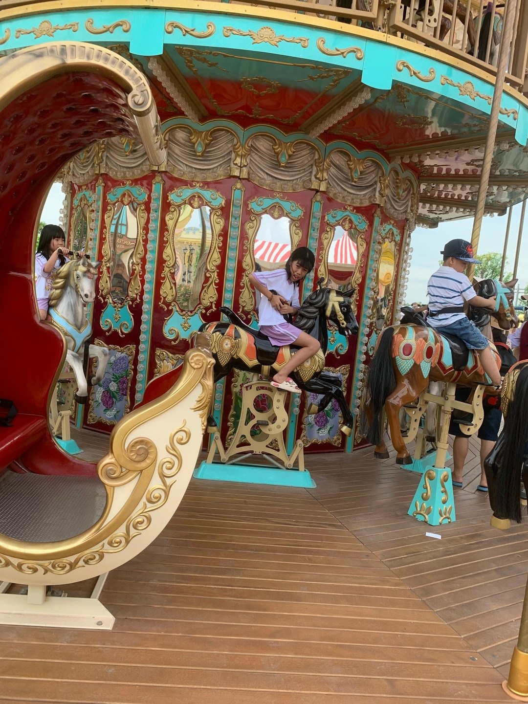 аттракцион карусель,карусель парк аттракционов,на карусели,карусель в парке аттракционов,парки развлечений