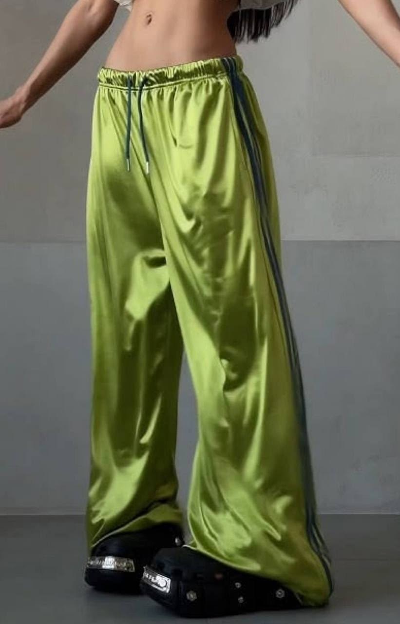 спортивные штаны,широкие штаны,брюки широкие спортивные,red adidas pants outfit