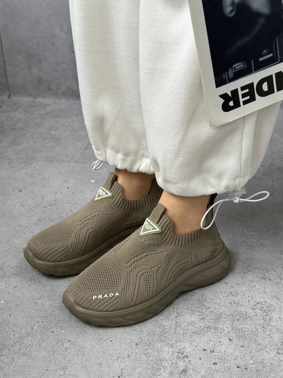 ,женские кроссовки,кроссовки женские бежевые,бежевые кроссовки,спортивная