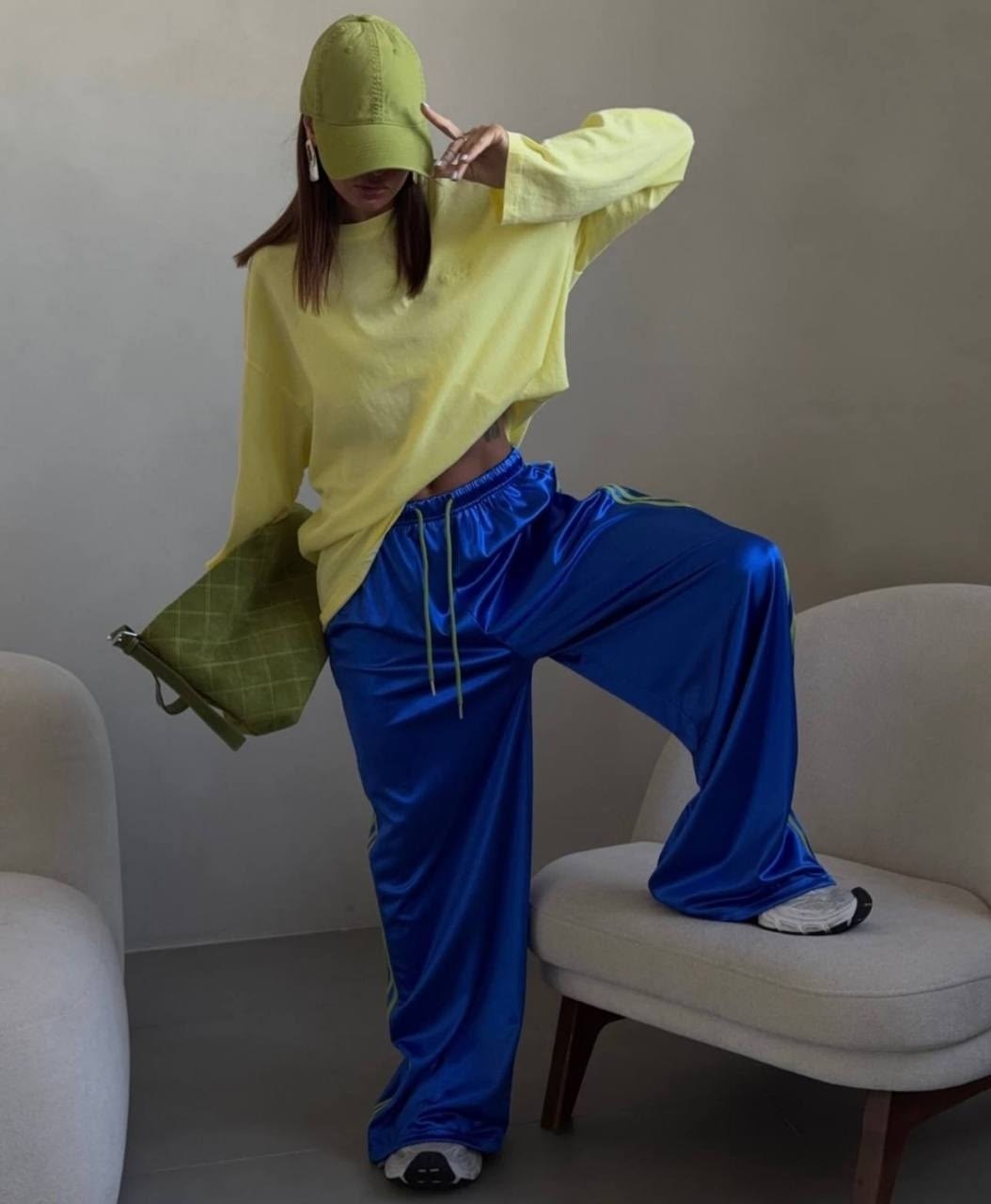 спортивные штаны,широкие штаны,брюки широкие спортивные,red adidas pants outfit