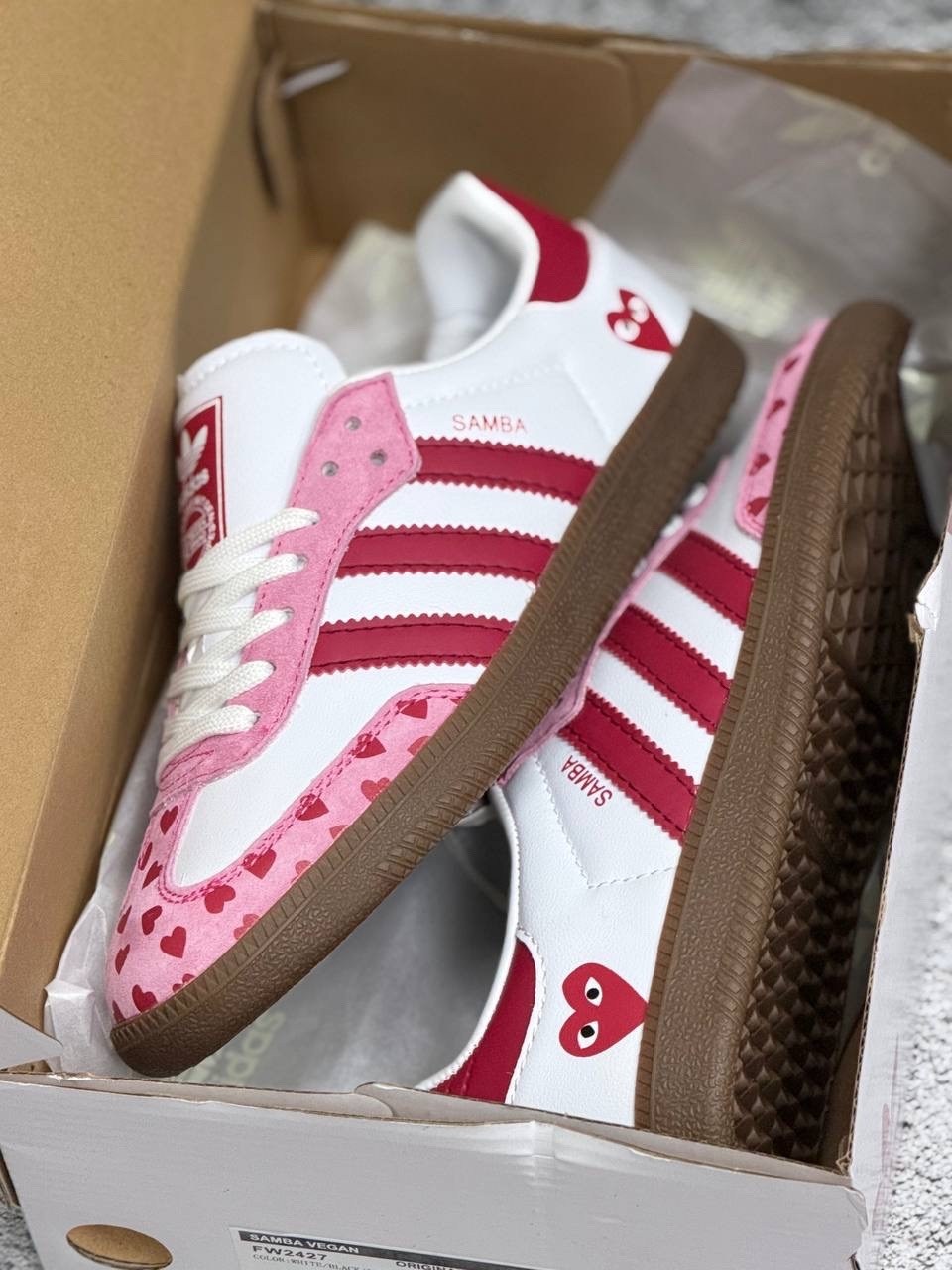 кроссовки samba сердечки adidas,кроссовки женские adidas samba adidas цвет белый красный розовый,кроссовки спортивные samba adidas цвет белый розовый,кроссовки samba розовые сердечки adidas,кроссовки