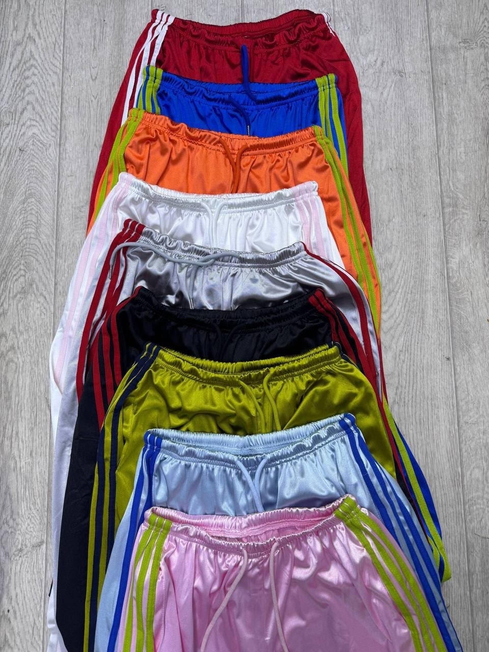 спортивные штаны,широкие штаны,брюки широкие спортивные,red adidas pants outfit
