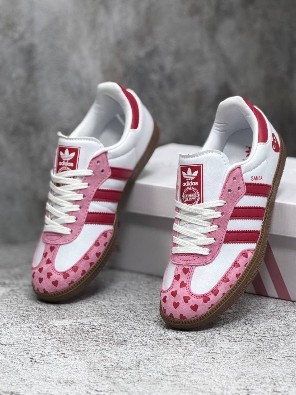 кроссовки samba сердечки adidas,кроссовки женские adidas samba adidas цвет белый красный розовый,кроссовки спортивные samba adidas цвет белый розовый,кроссовки samba розовые сердечки adidas,кроссовки