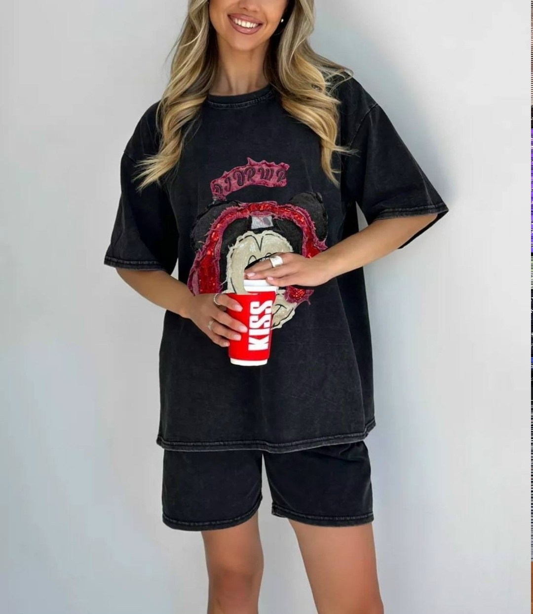 футболочка в стиле оверсайз,футболка оверсайз,костюм женский футболка,костюм женский футболка и шорты,костюм стильный