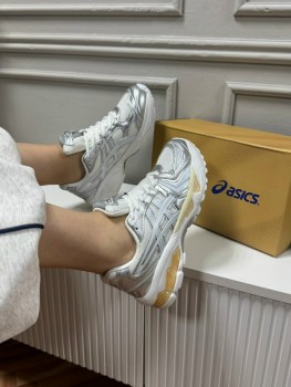 Кроссовки