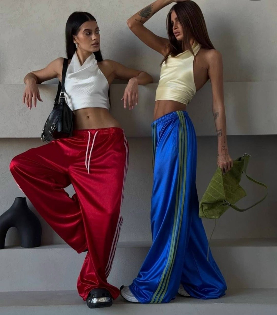 спортивные штаны,широкие штаны,брюки широкие спортивные,red adidas pants outfit