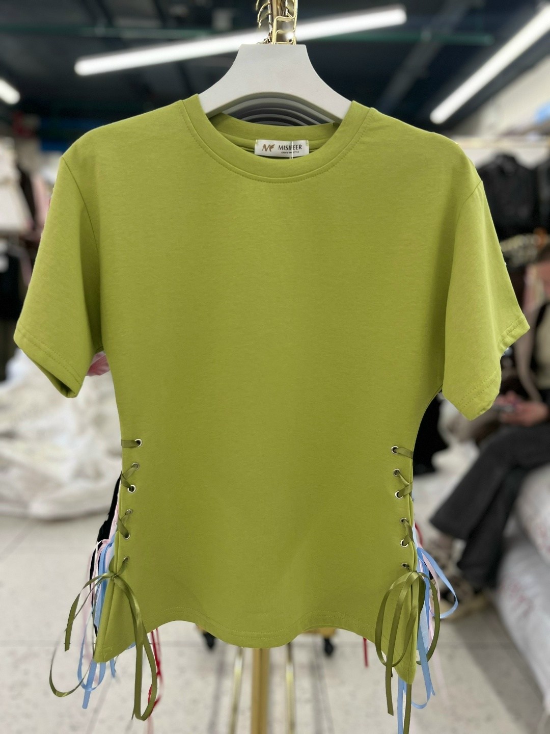 футболки женская,укороченная футболка,укороченная футболка со шнуровкой,модная футболка,футболка женская короткая