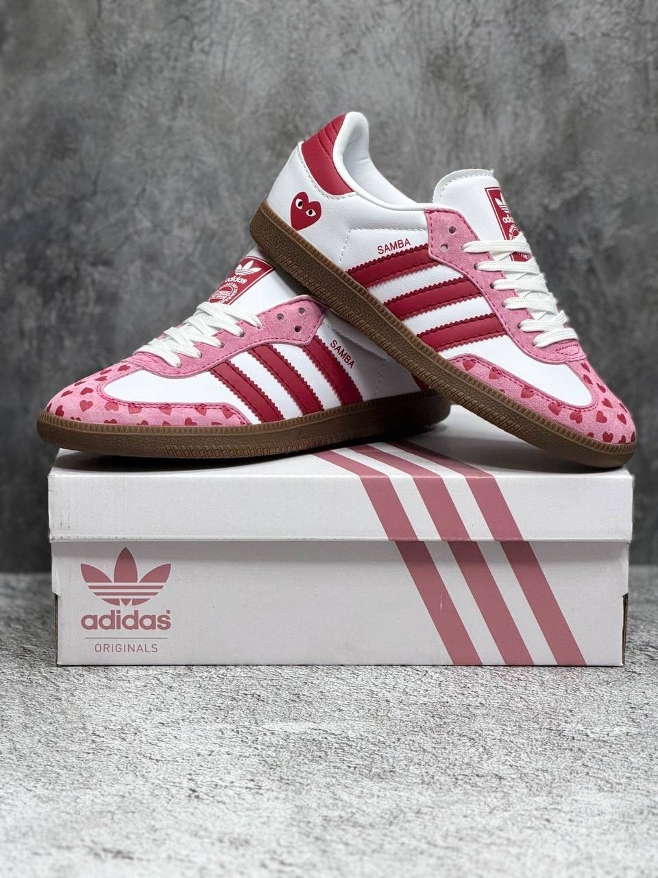 кроссовки samba сердечки adidas,кроссовки женские adidas samba adidas цвет белый красный розовый,кроссовки спортивные samba adidas цвет белый розовый,кроссовки samba розовые сердечки adidas,кроссовки