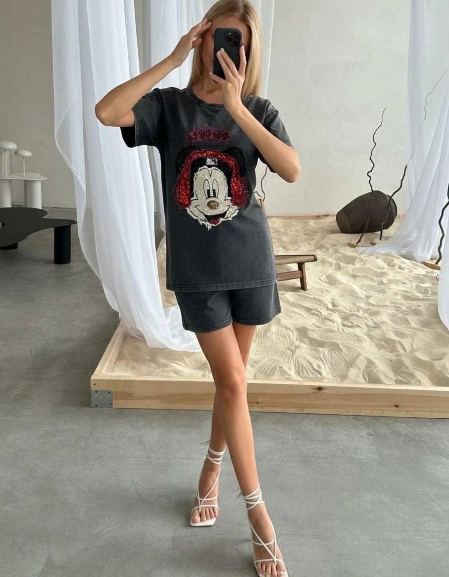 футболочка в стиле оверсайз,футболка оверсайз,костюм женский футболка,костюм женский футболка и шорты,костюм стильный