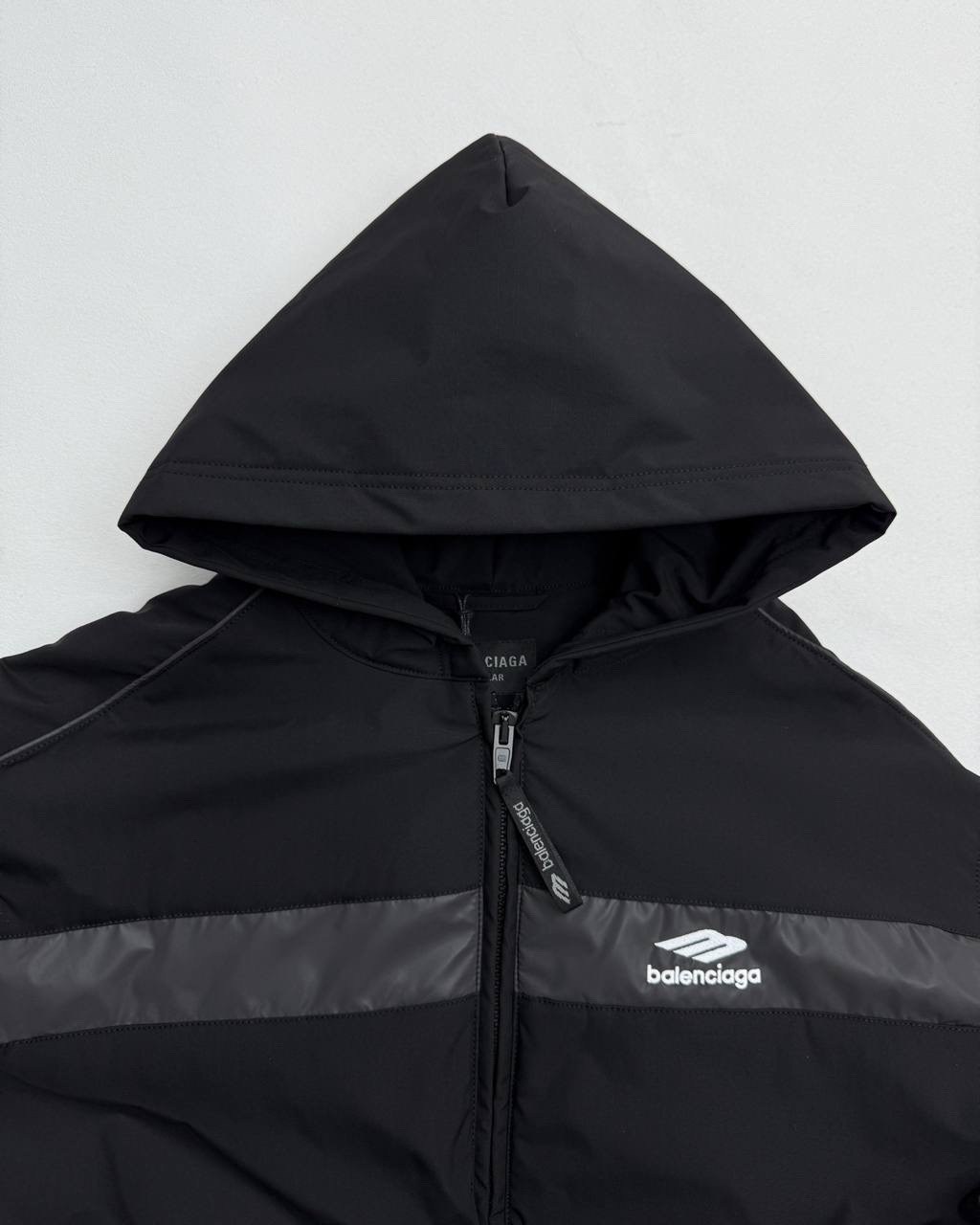 куртка 3b sports icon medium fit tracksuit jacket 'black' balenciaga,куртка balenciaga,спортивная куртка,куртка,windbreaker balenciaga tracksuit jacket