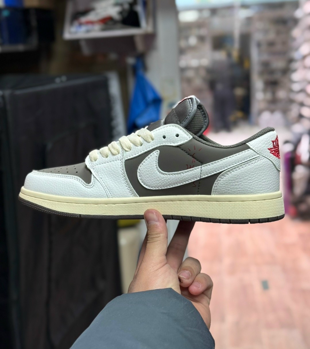 nike air jordan 1 low x travis scott,кроссовки nike air jordan 1 low x travis scott,кроссовки nike air jordan 1 low og из коллаборации с travis scott,nike air jordan 1 low travis scott reverse mocha,к
