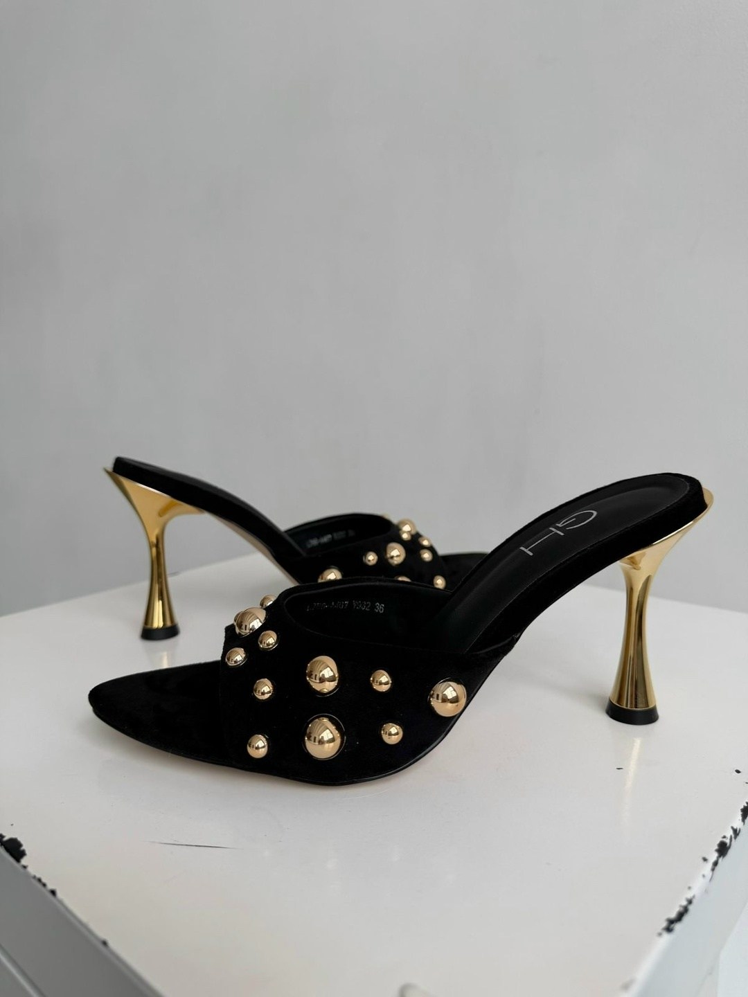 босоножки на каблуках,босоножки на шпильках,босоножки на каблуке с эффектом бархата и заклепками zara черный,сандалии на каблуке,женские босоножки