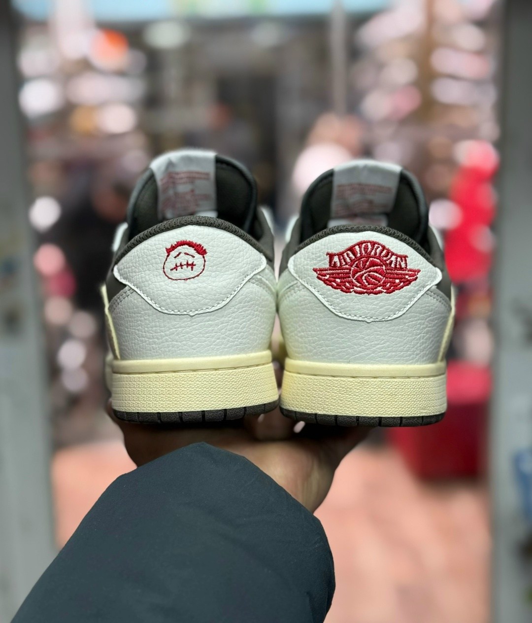 nike air jordan 1 low x travis scott,кроссовки nike air jordan 1 low x travis scott,кроссовки nike air jordan 1 low og из коллаборации с travis scott,nike air jordan 1 low travis scott reverse mocha,к