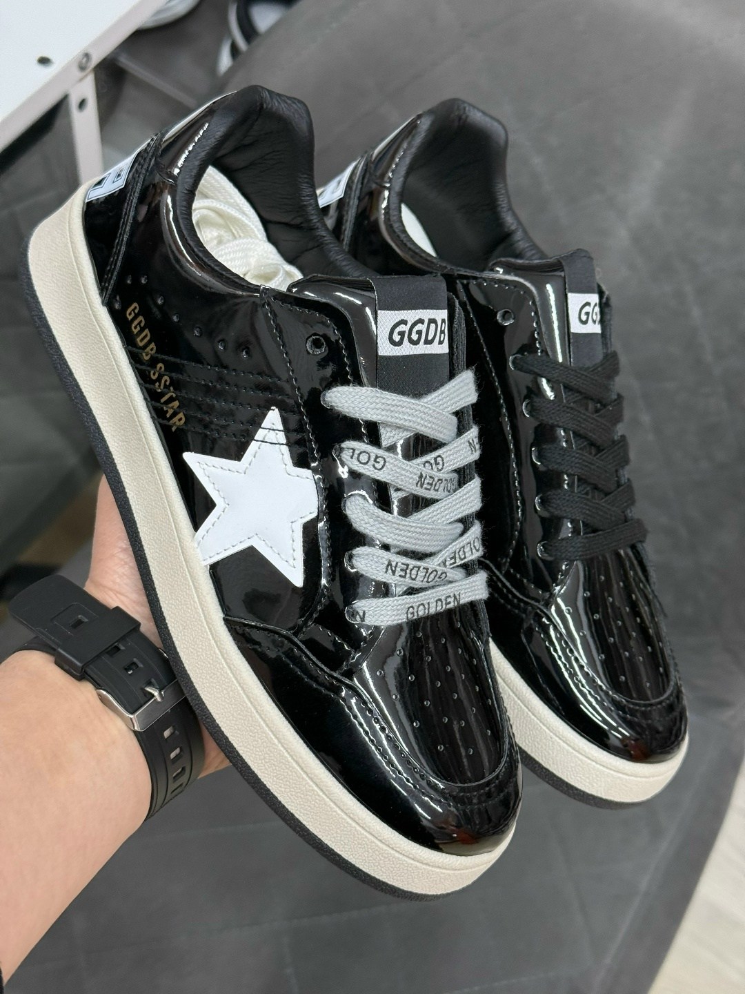 golden goose лаковые кроссовки,кроссовки ball star черного и белого цвета golden goose,кеды golden goose,,кроссовки golden goose