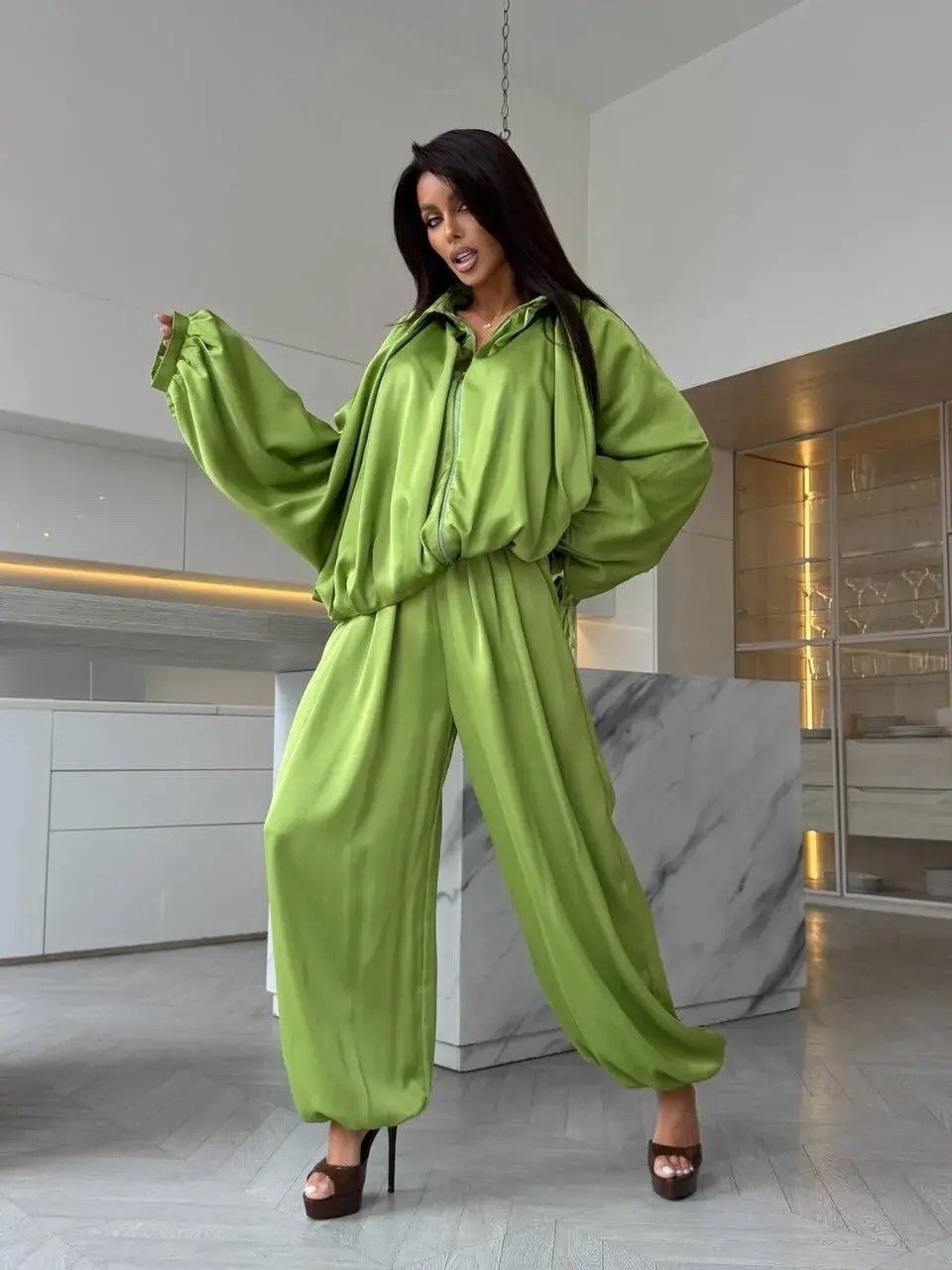 атласный костюм,повседневный костюм,костюм в пижамном стиле,шелковый костюм