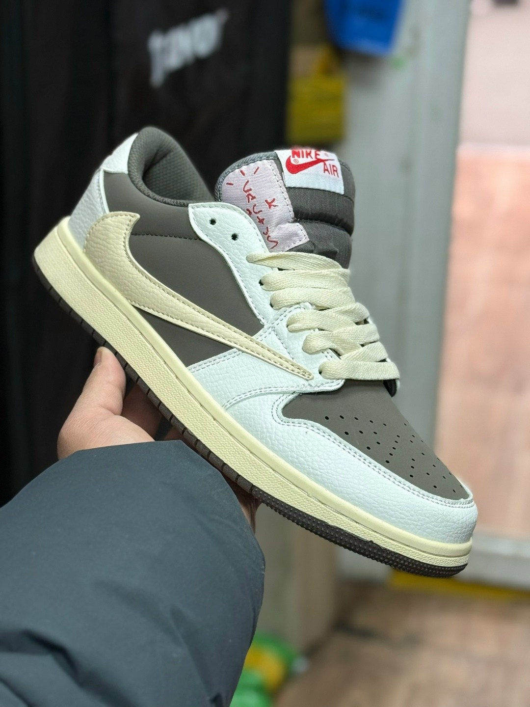 nike air jordan 1 low x travis scott,кроссовки nike air jordan 1 low x travis scott,кроссовки nike air jordan 1 low og из коллаборации с travis scott,nike air jordan 1 low travis scott reverse mocha,к