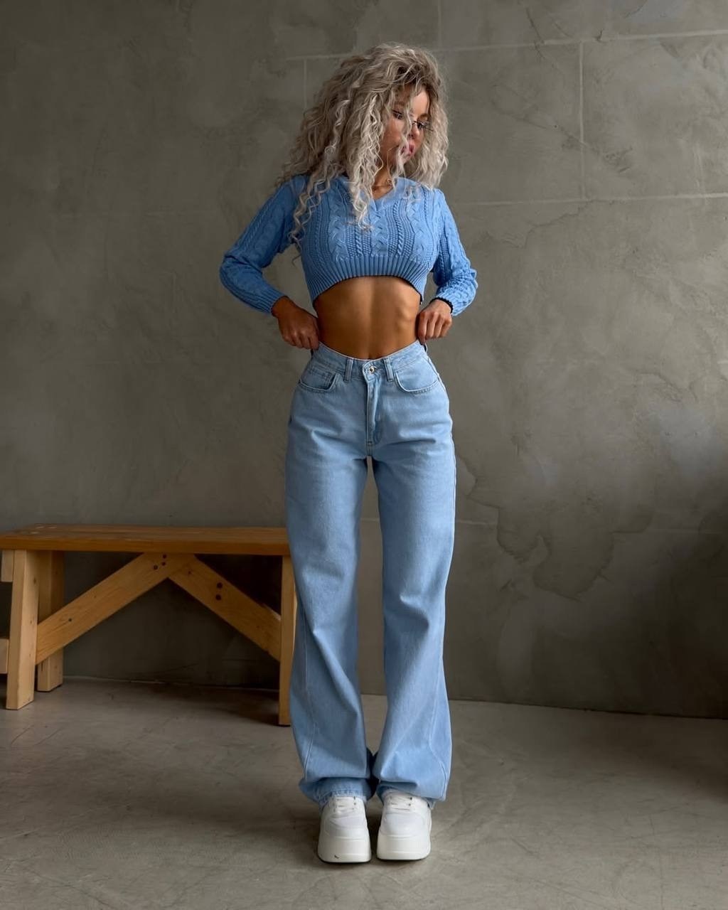 голубые джинсы,джинсы модные,женские джинсы,широкие джинсы,свитер укороченная