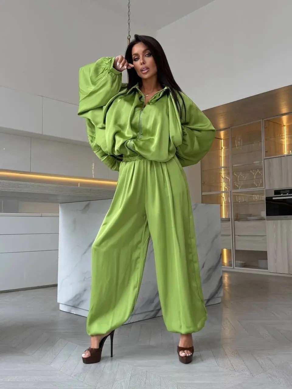 атласный костюм,повседневный костюм,костюм в пижамном стиле,шелковый костюм