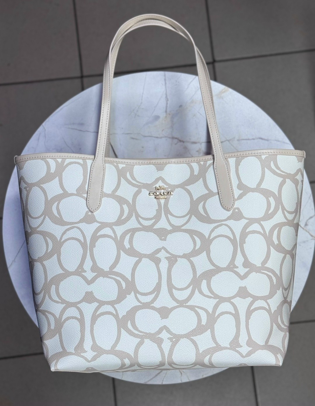 coach женская сумка,coach city zip tote white,сумка coach,сумка тоут coach,coach signature city zip tote in white