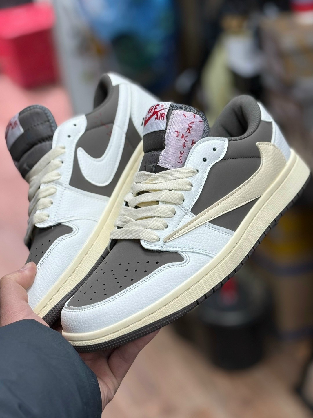 nike air jordan 1 low x travis scott,кроссовки nike air jordan 1 low x travis scott,кроссовки nike air jordan 1 low og из коллаборации с travis scott,nike air jordan 1 low travis scott reverse mocha,к