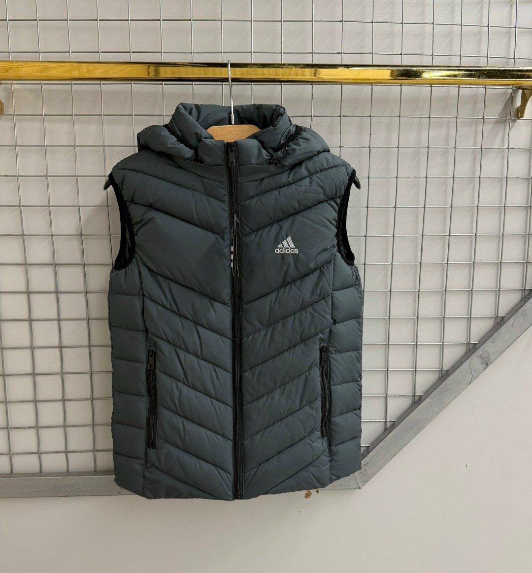 жилет adidas,жилет утепленный adidas,мужские жилеты adidas,жилетка adidas,жилетка теплая adidas