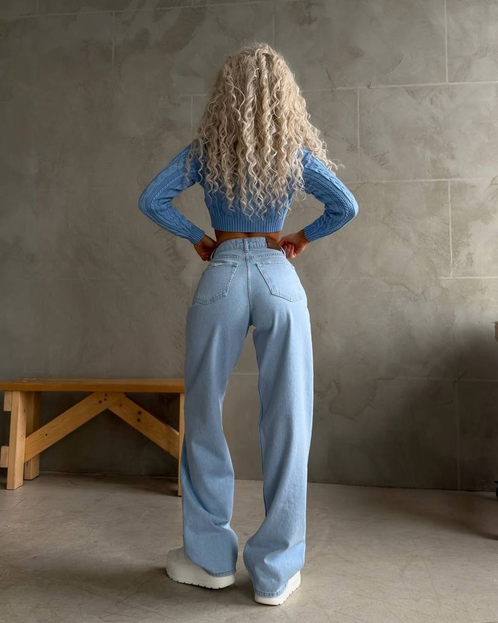 голубые джинсы,джинсы модные,женские джинсы,широкие джинсы,свитер укороченная