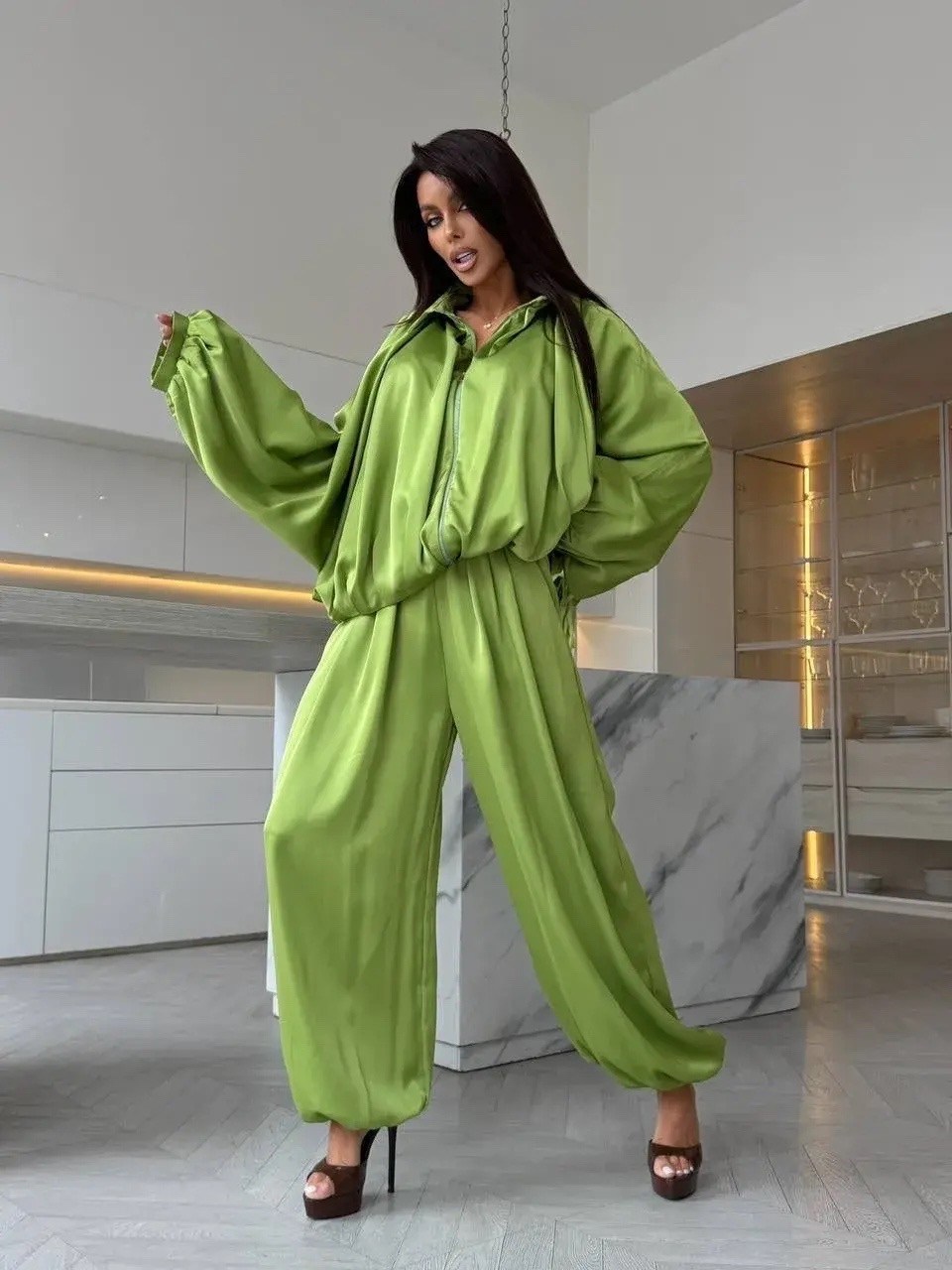 атласный костюм,повседневный костюм,костюм в пижамном стиле,шелковый костюм