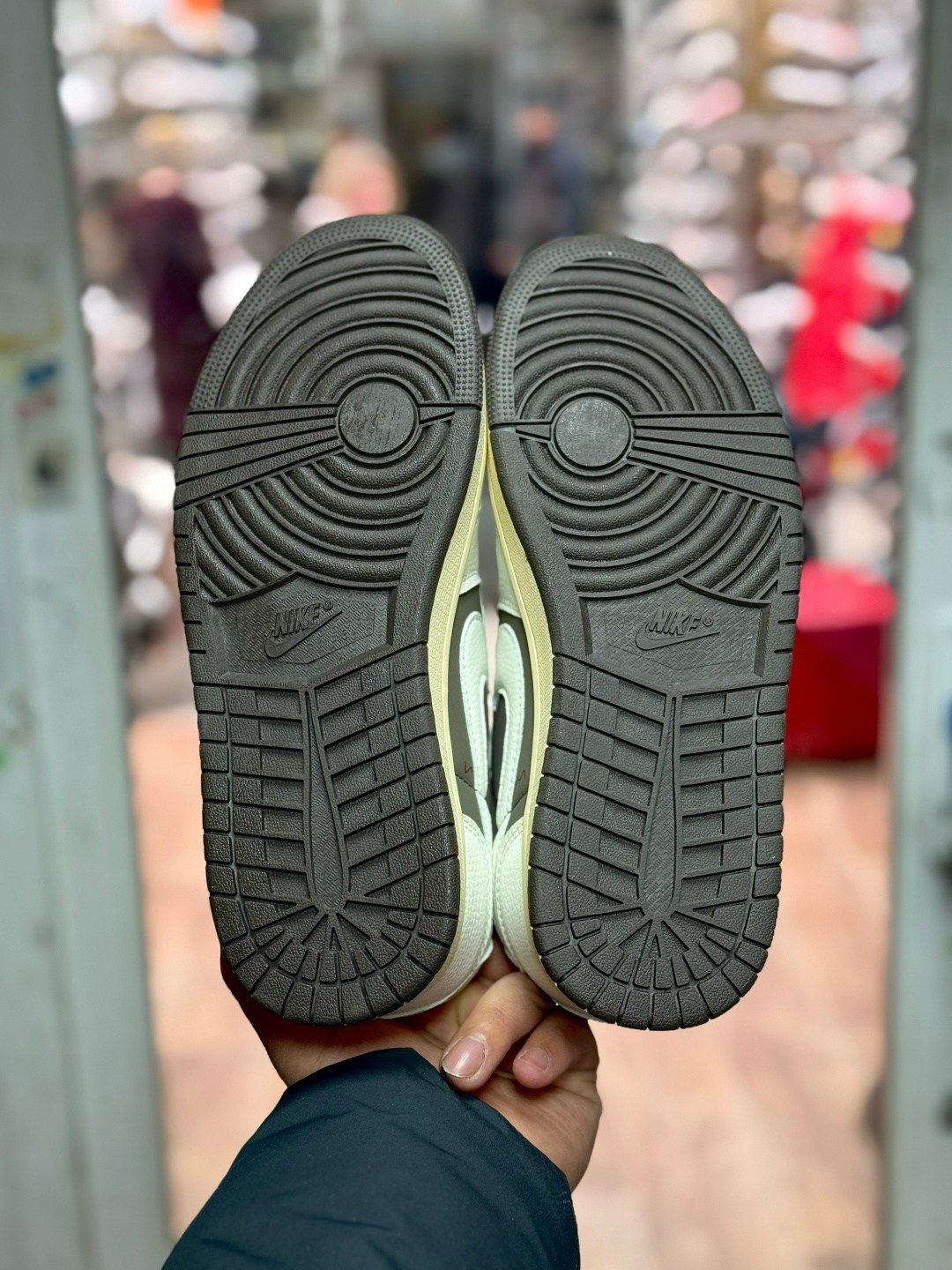 nike air jordan 1 low x travis scott,кроссовки nike air jordan 1 low x travis scott,кроссовки nike air jordan 1 low og из коллаборации с travis scott,nike air jordan 1 low travis scott reverse mocha,к