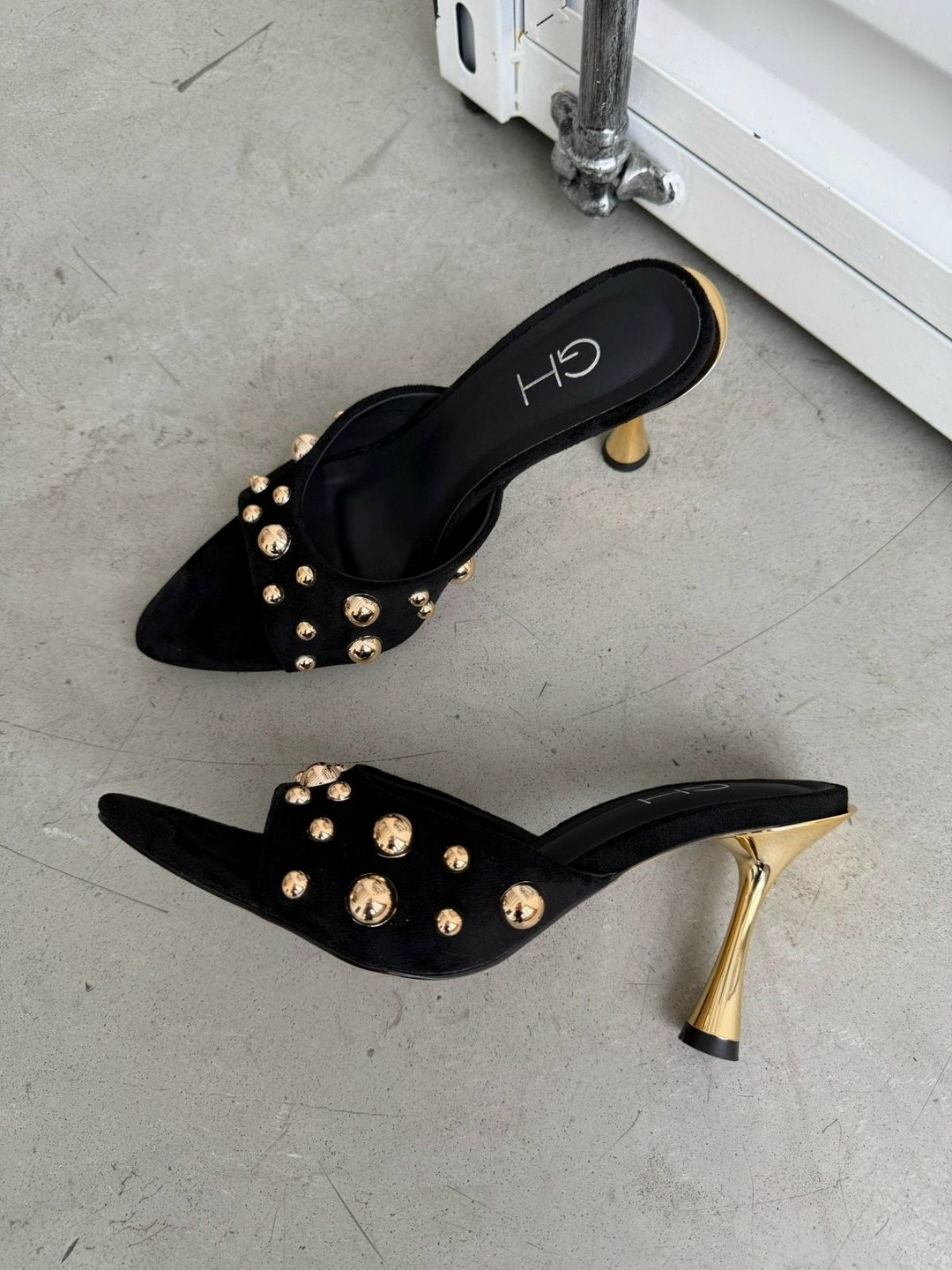 босоножки на каблуках,босоножки на шпильках,босоножки на каблуке с эффектом бархата и заклепками zara черный,сандалии на каблуке,женские босоножки