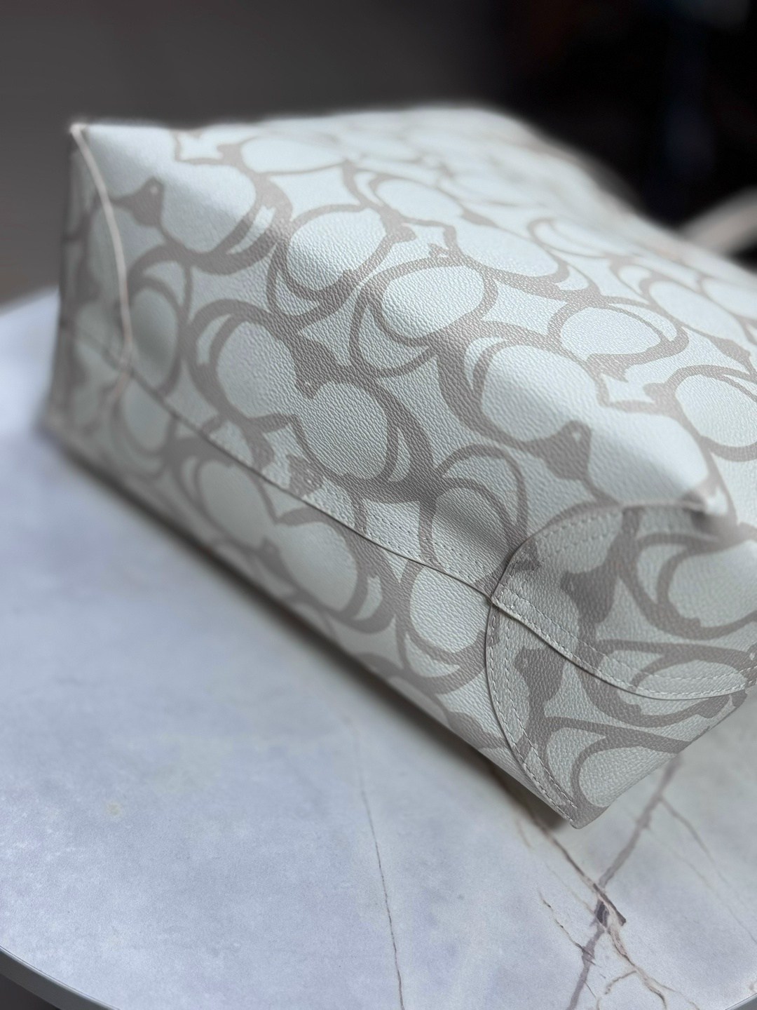 coach женская сумка,coach city zip tote white,сумка coach,сумка тоут coach,coach signature city zip tote in white
