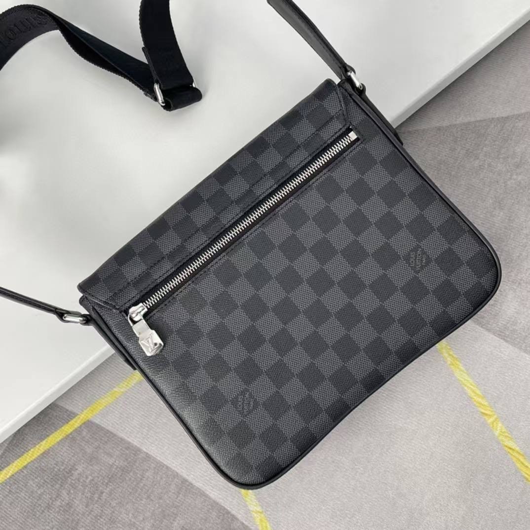 мужская сумка louis vuitton,сумка мессенджер louis vuitton district pm мужская,cумка louis vuitton,сумка мужская louis vuitton district pm,сумка louis vuitton mick pm