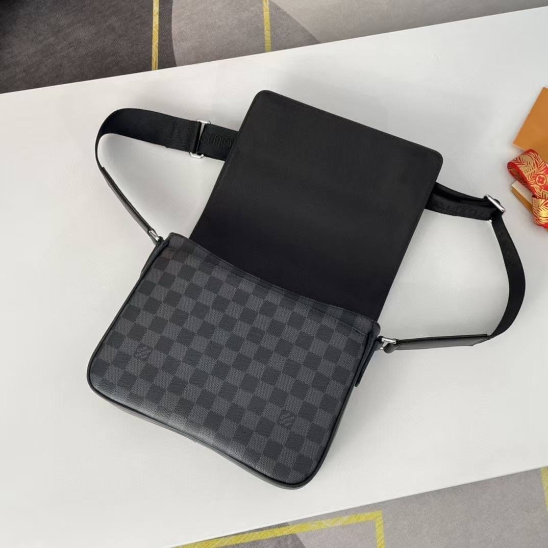 мужская сумка louis vuitton,сумка мессенджер louis vuitton district pm мужская,cумка louis vuitton,сумка мужская louis vuitton district pm,сумка louis vuitton mick pm
