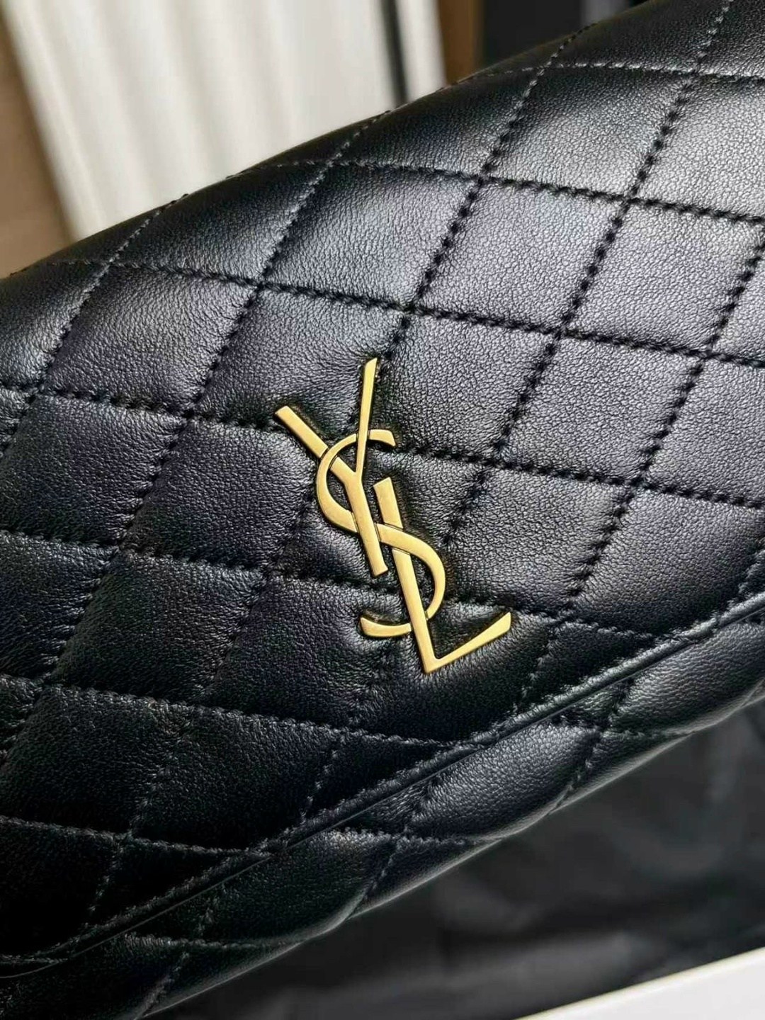 сумка с цепочкой,cумка saint laurent,yves saint laurent сумка,сумка на плечо saint laurent,клатч