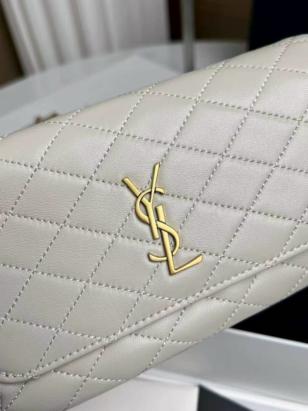 сумка с цепочкой,cумка saint laurent,yves saint laurent сумка,сумка на плечо saint laurent,клатч