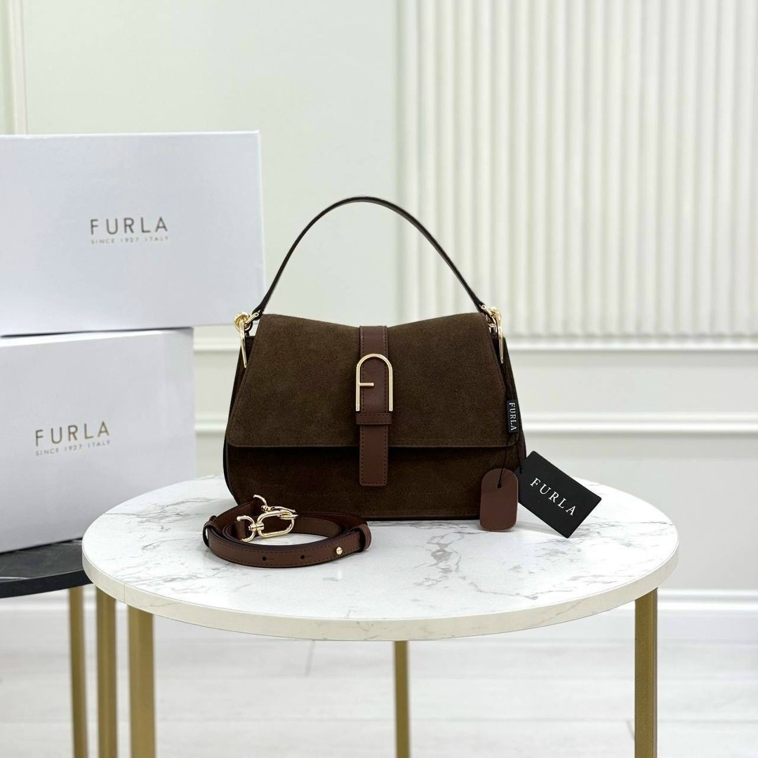 замшевая сумка,женская замшевая сумка,женская сумка через плечо furla коричневая,сумка из натуральной замши,сумка coccinelle spring summer 23 magie suede medium темно-коричневая