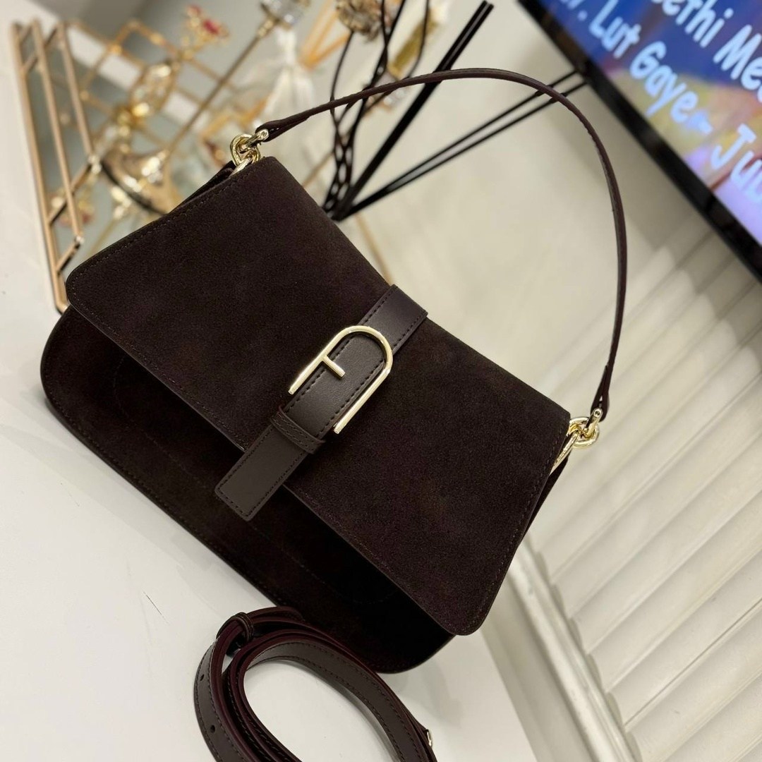 замшевая сумка,женская замшевая сумка,женская сумка через плечо furla коричневая,сумка из натуральной замши,сумка coccinelle spring summer 23 magie suede medium темно-коричневая