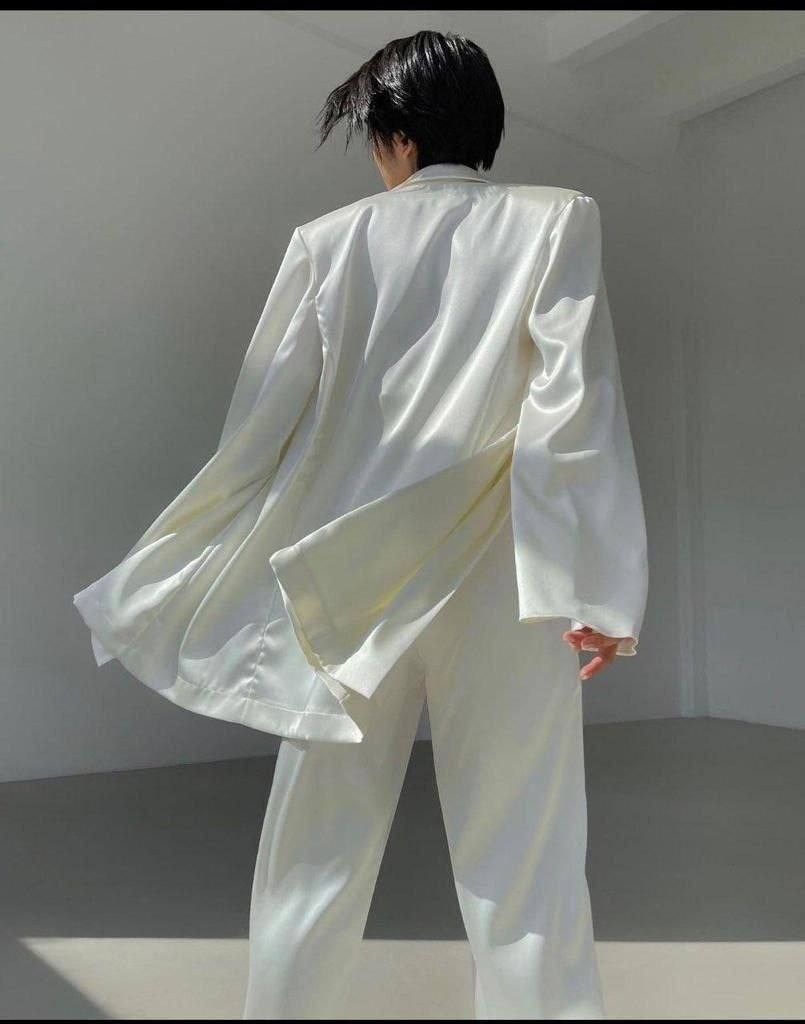 костюм шелковый,атласный пиджак,атласные костюмы,женский брючный костюм,белый костюм