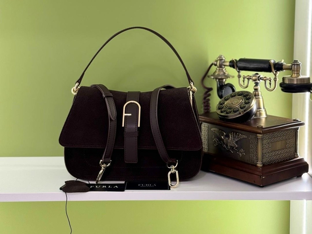 замшевая сумка,женская замшевая сумка,женская сумка через плечо furla коричневая,сумка из натуральной замши,сумка coccinelle spring summer 23 magie suede medium темно-коричневая