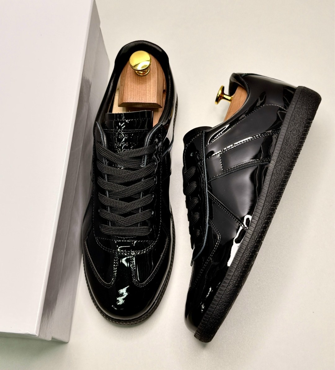 кроссовки maison margiela wmns replica black черный,кроссовки maison margiela wmns replica black,кроссовки maison margiela replica patent black,maison margiela черные низкие кроссовки,maison margiela