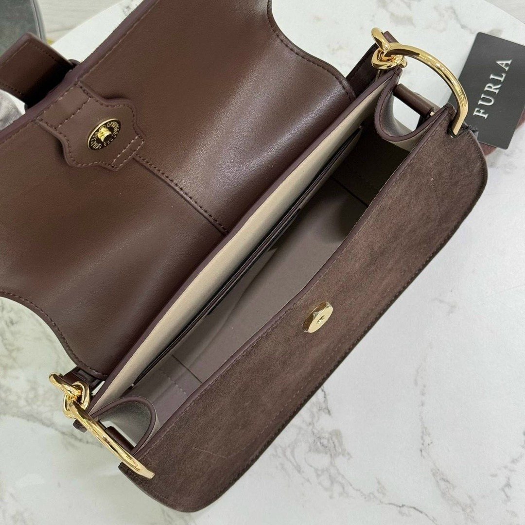 замшевая сумка,женская замшевая сумка,женская сумка через плечо furla коричневая,сумка из натуральной замши,сумка coccinelle spring summer 23 magie suede medium темно-коричневая