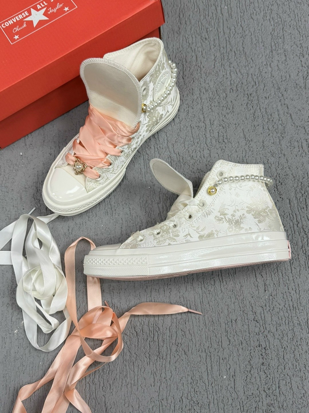 ,кроссовки модные,свадебные кеды,кеды converse,женские высокие кеды бежевого цвета converse